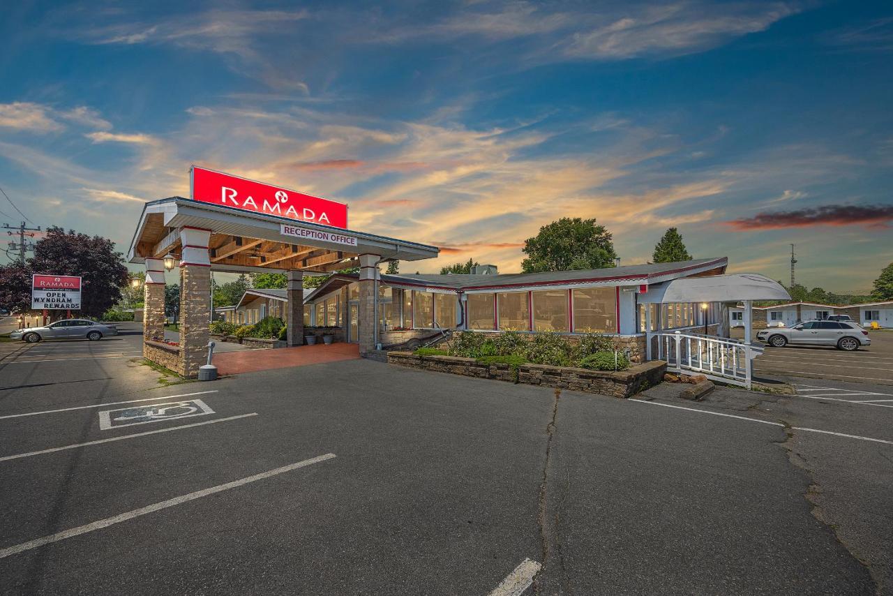 Ramada By Wyndham 1000 Islands Gananoque Hotell Exteriör bild