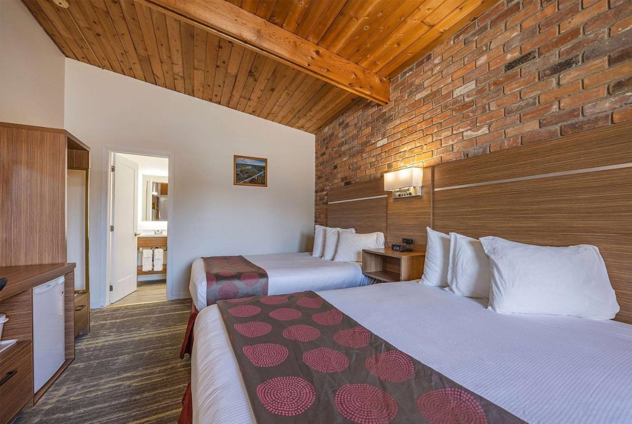 Ramada By Wyndham 1000 Islands Gananoque Hotell Exteriör bild